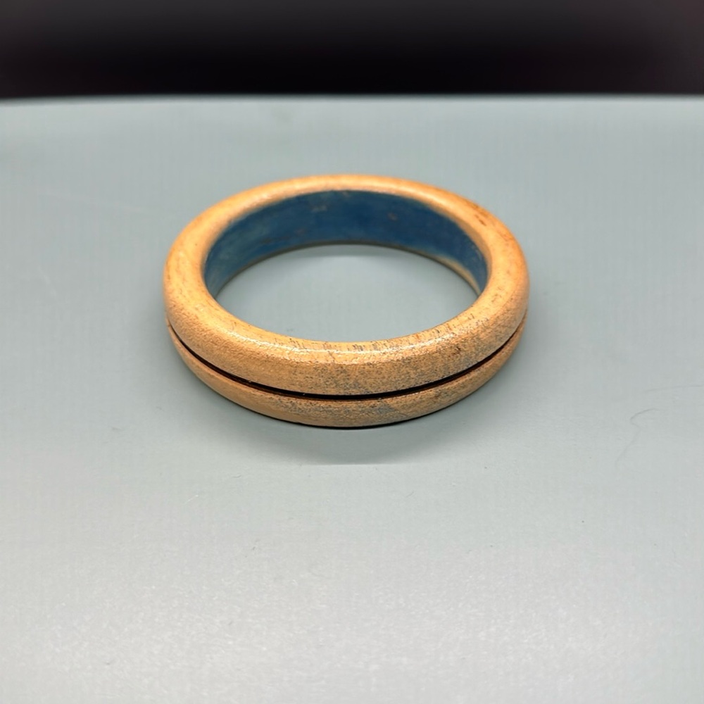 Blonde Vintage bangle with a black incision